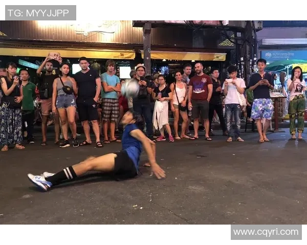 足球明星夜生活揭秘酒吧狂欢瞬间尽显风采与魅力